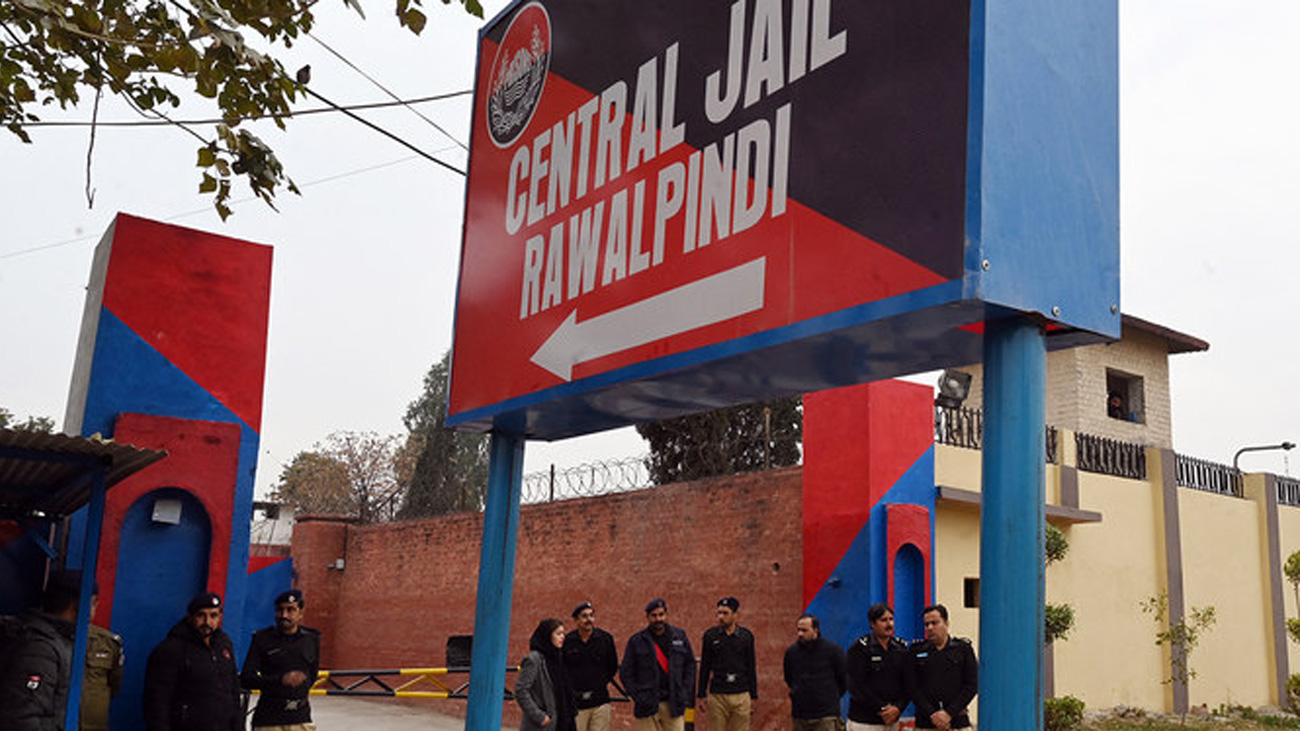 امریکی سفارتخانے کے وفد کی اڈیالہ جیل میں اہم قیدی سے ملاقات امریکی سفارتخانےکے وفد نے روالپنڈی اڈیالہ جیل کا دورہ کیا اور امریکی نژاد قیدی سے ملاقات کی۔