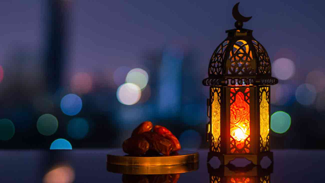 رمضان المبارک کا آغاز کب ہوگا،رواں سال روزے کا دورانیہ کتنا ہے؟ a poster with Ramadan Moon and dates for fasting