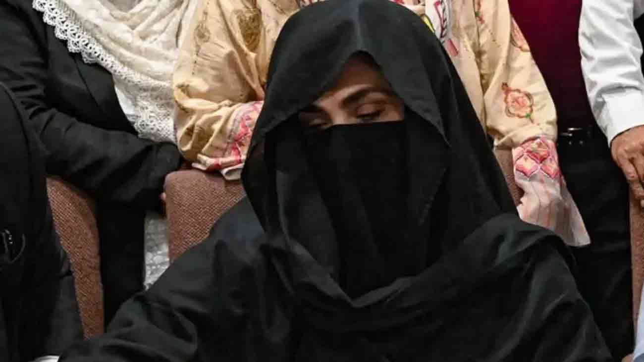 اسلام آباد کی ضلعی عدالت نے بانی پاکستان تحریک انصاف (پی ٹی آئی) عمران خان کی اہلیہ بشریٰ بی بی کی تین عبوری ضمانتوں کی درخواستیں مسترد کر دی ہیں