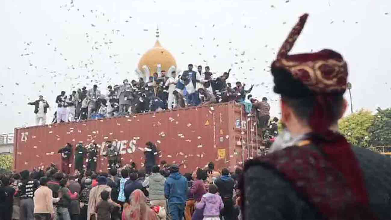 سیالکوٹ میں اوورسیز پاکستانی کی شادی پر بھائیوں نے 50 لاکھ روپے سے زائد مالیت کی ملکی و غیر ملکی نوٹوں کی برسات کر دی