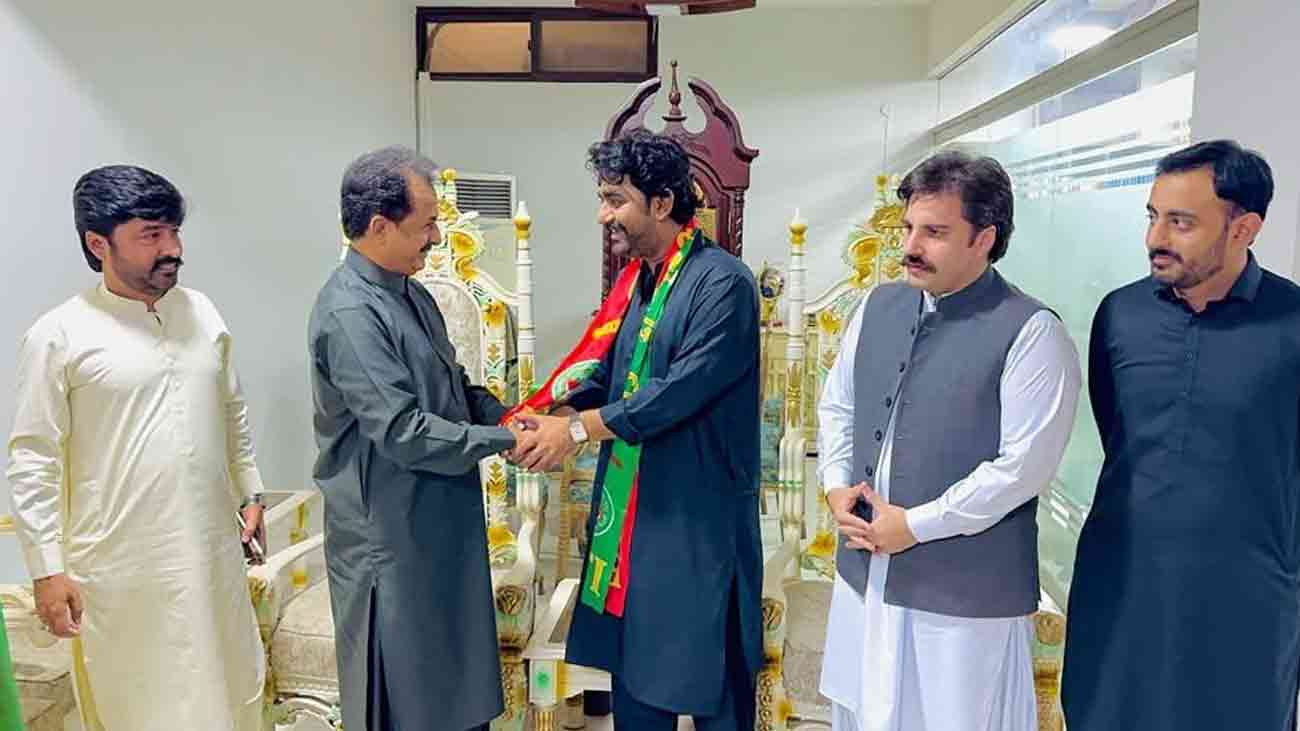 سندھ کی معروف سیاسی شخصیت پی ٹی آئی میں شامل شیراز ڈیتھو نے ساتھیوں سمیت پاکستان تحریک انصاف (پی ٹی آئی) میں شمولیت اختیار کرلی