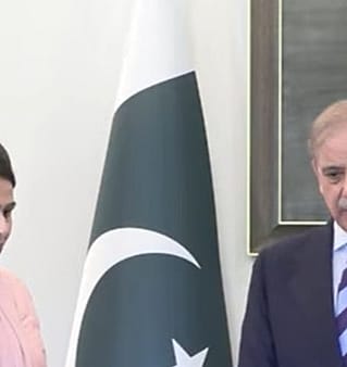 پمز آتشزدگی میں نومولود کی جان بچانے والی نرس کیلئے بڑا اعزاز، ایک کروڑ روپے کا چیک مل گیا