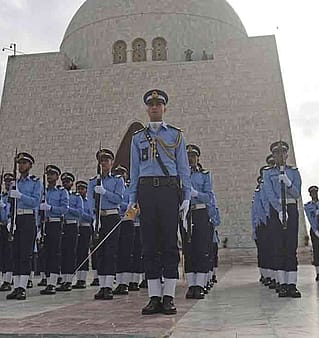 یوم دفاع و شہدائے پاکستان: مزار قائد پر گارڈز کی تبدیلی کی پروقار تقریب