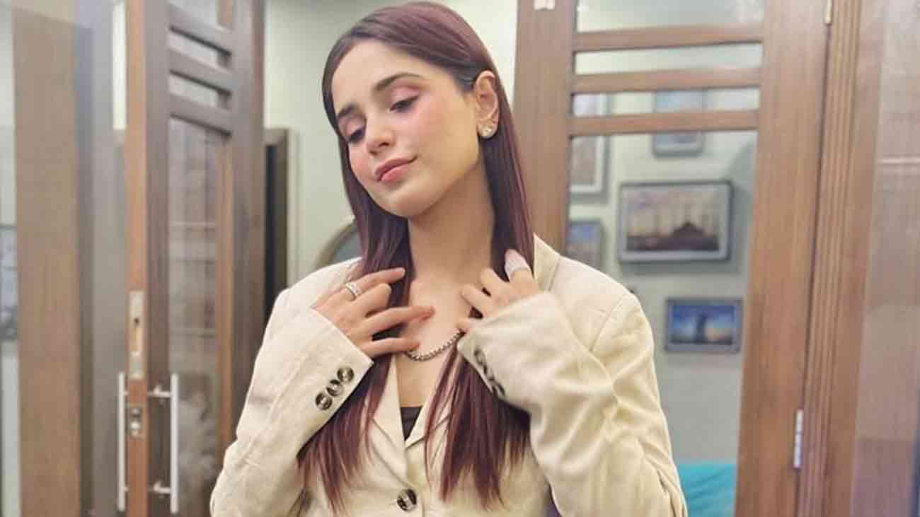معروف گلوکارہ آئمہ بیگ نے پاکستان چھوڑ دیا Pakistani singer Aima Baig is posing in front of the camera.