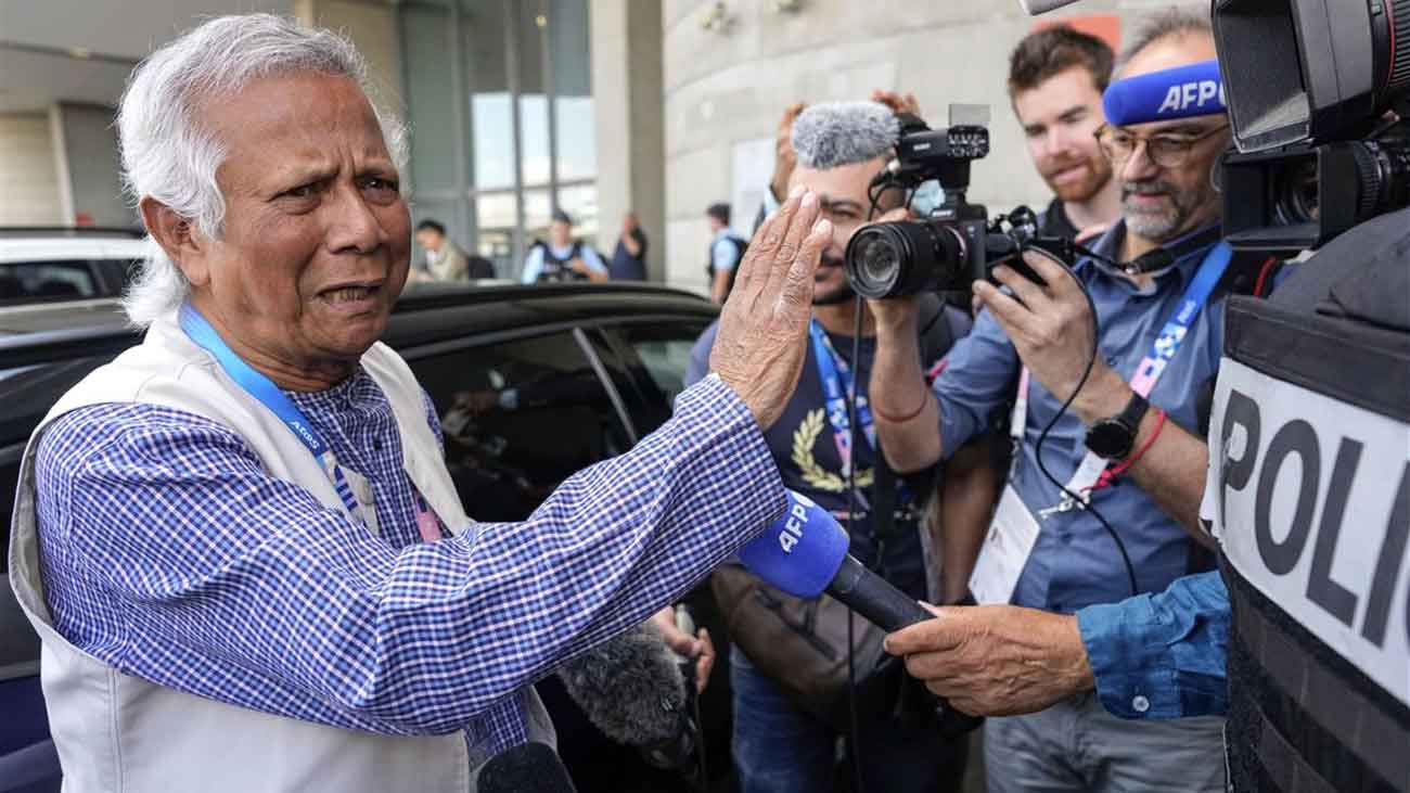 Nobel Peace Laureate and Economist Dr Muhammad Yunus talking to the media after his arrival in Dhaka