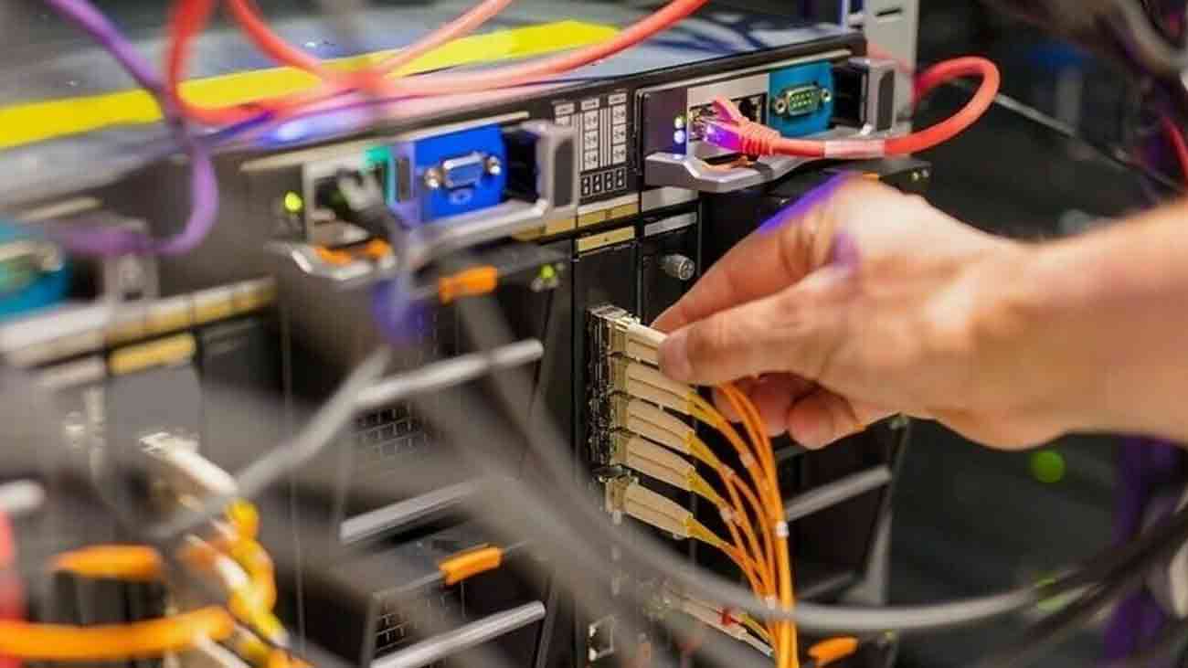 انٹرنیٹ کیوں نہیں چل رہا؟ وجوہات سامنے آگئیں Setting the cables for the Internet.