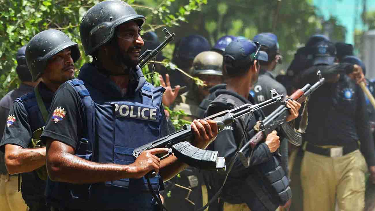 پنجاب پولیس نے خوارجی دہشتگردوں کا حملہ ناکام بنا دیا Punjab Police personnel are fighting with Khawarji terrorists holding weapons.