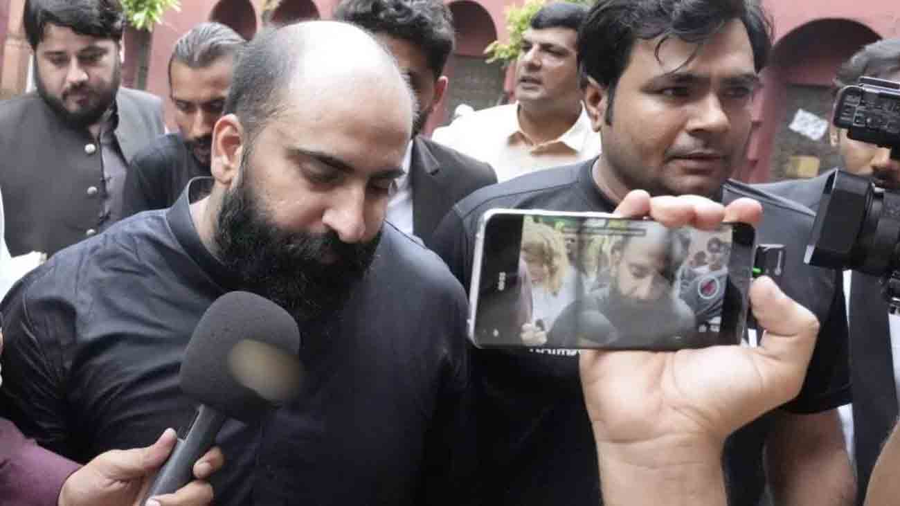 The court of a judicial magistrate of Lahore acquitted Farhan Asif, who was arrested on the charge of fake news in connection with the riots in the United Kingdom, due to lack of evidence.