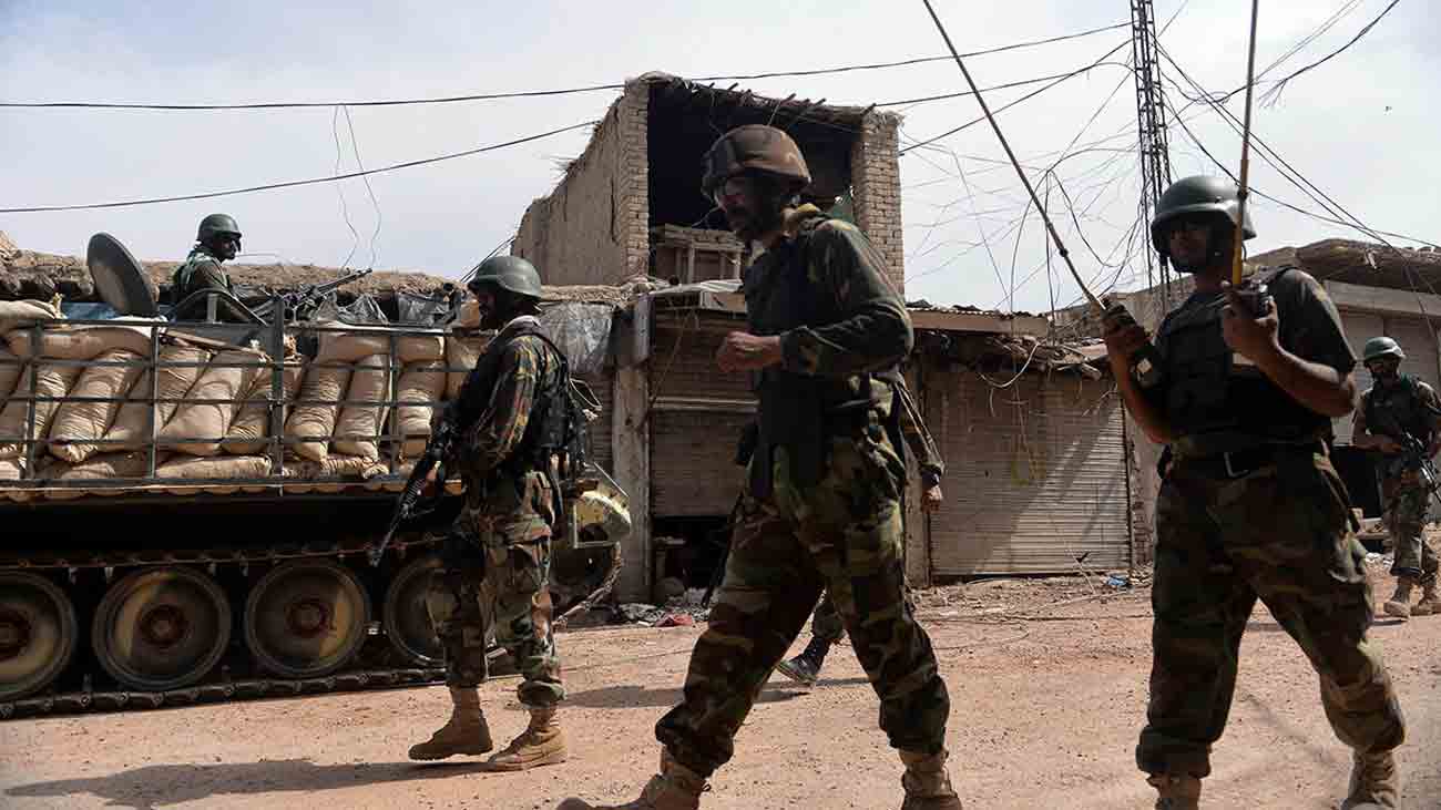 سیکیورٹی فورسز کی کارروائیاں ، 25 خارجی جہنم واصل Pakistan Army soldiers patrolling a road during an operation in Khyber Pakhtunkhwa.