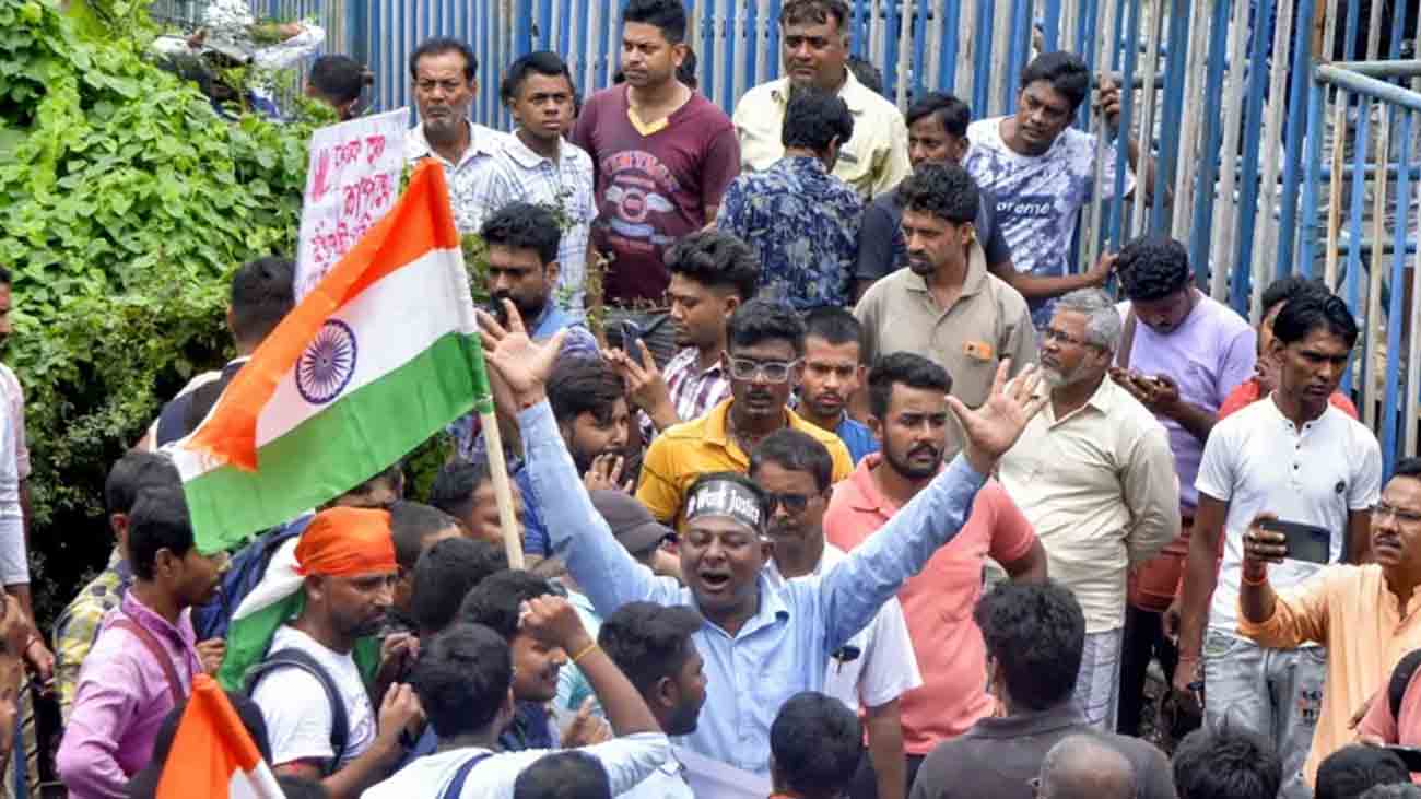 ٹرینی ڈاکٹر ریپ کیس: انڈیا میں مظاہرے پھوٹ پڑے In Kolkata, students and other protesters are protesting against the rape and murder of a trainee doctor.