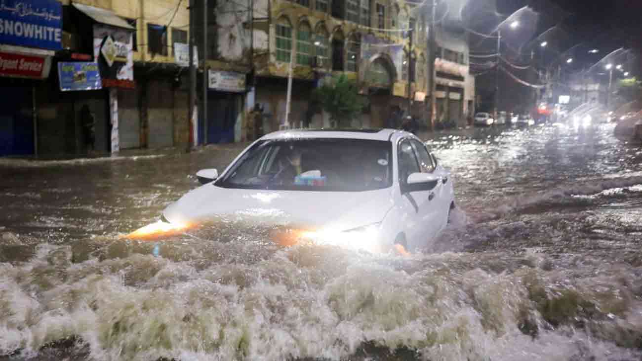 پاکستان بھر میں مون سون کی بارشیں: تباہی ہی تباہی Car Fully submerged into rain water in city