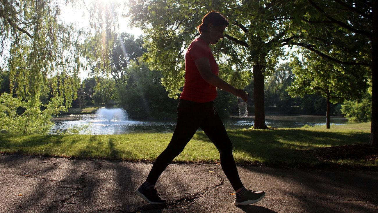  روزانہ 5000 قدم چلنا قبل از وقت موت کا خطرہ کم کرتا ہے: سائنسی تحقیق