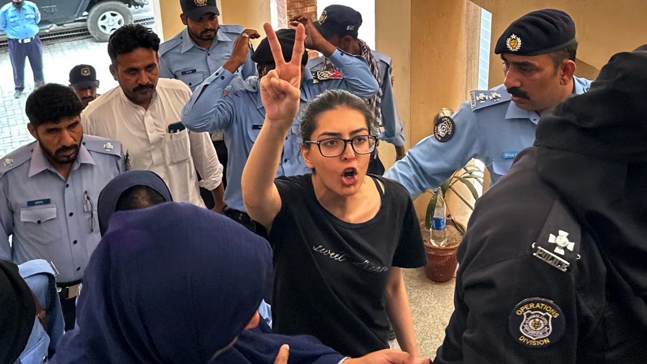 ایمان مزاری ایڈووکیٹ اور اُن کے شوہر گرفتار Shireen Mazari's daughter Iman Mazari Advocate and her husband Hadi Ali Chhata Advocate were arrested by Abpara Police of Islamabad