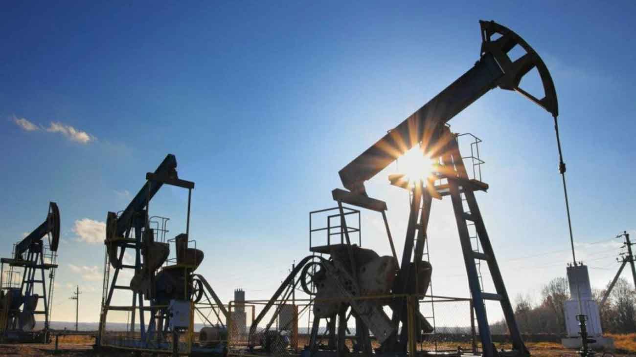 Oil prices in the global market fell 5 percent to a 9-month low and the price reached the level of 73.71 dollars.