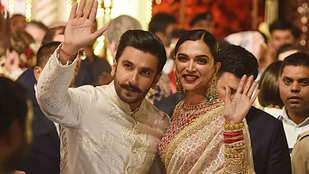 Bollywood stars Deepka Padukone and Ranveer Singh are waving to their fans.