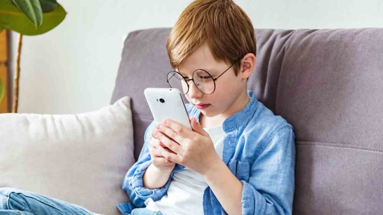 Excessive use of mobile phones, eye disease in children started to increase