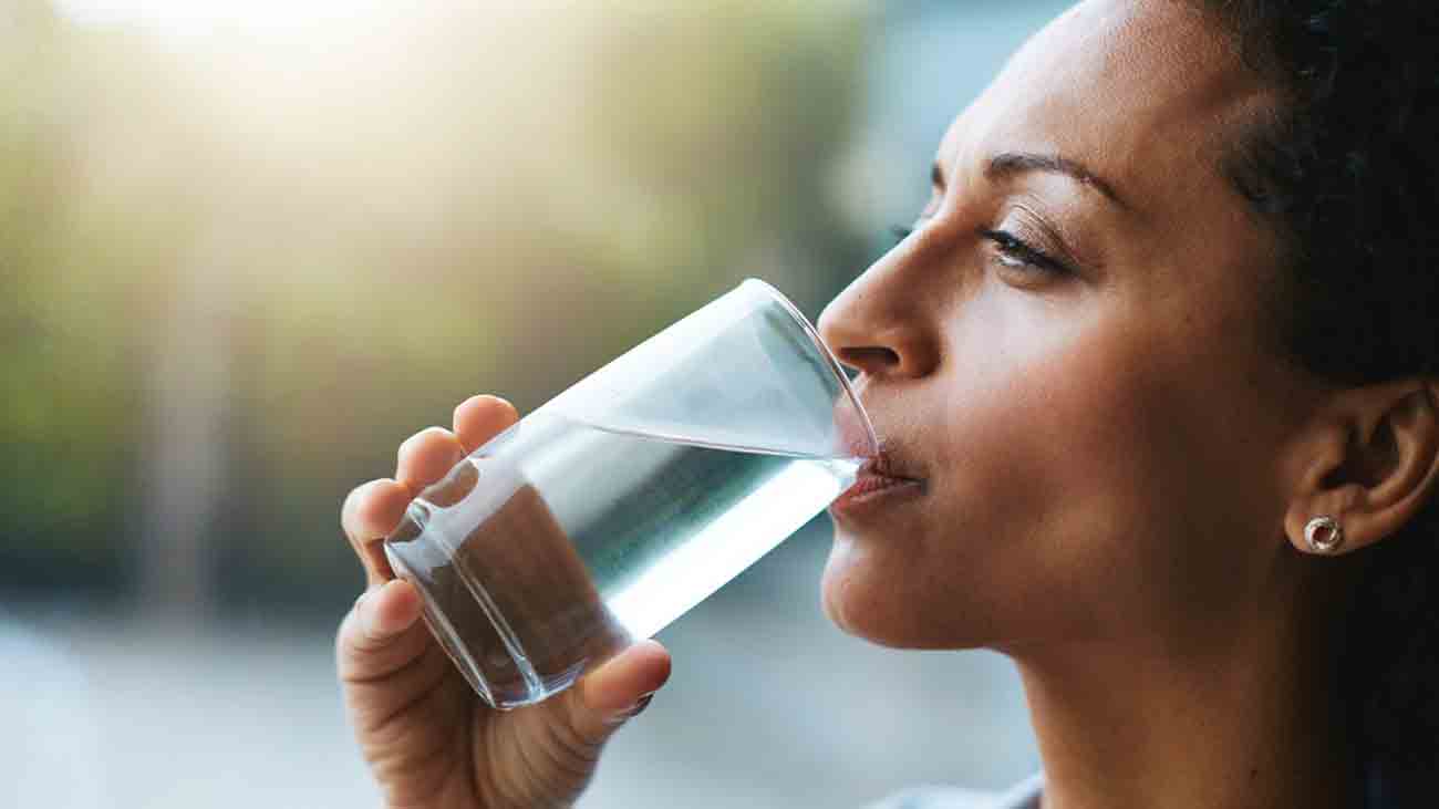 Does drinking less water cause kidney stones?