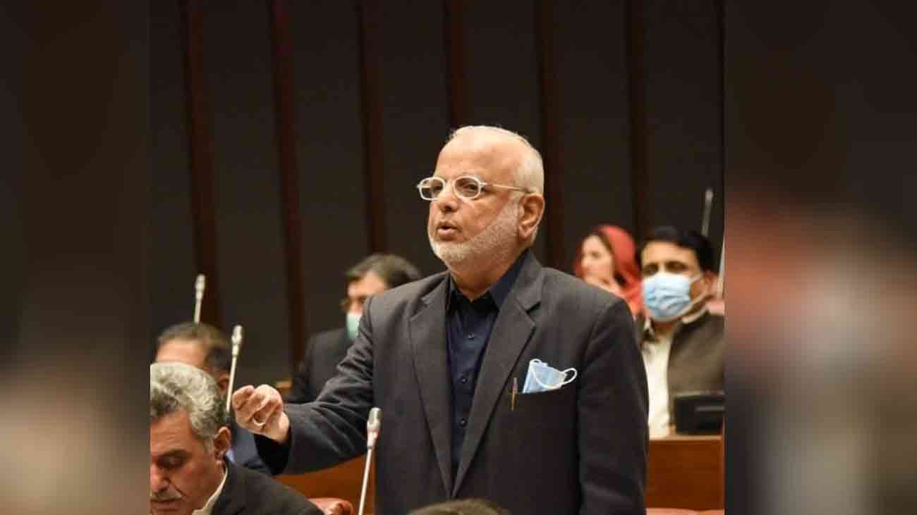 اعجاز چودھری کی اہلیہ یا بیٹے کو سینیٹ ٹکٹ دینے پر مشاورت پی ٹی آئی رہنما اعجاز چودھری کی نااہلی کے بعد خالی ہونے والی سینیٹ سیٹ پر تحریک انصاف نے ممکنہ امیدوار کے حوالے سے مشاورت شروع کر دی
