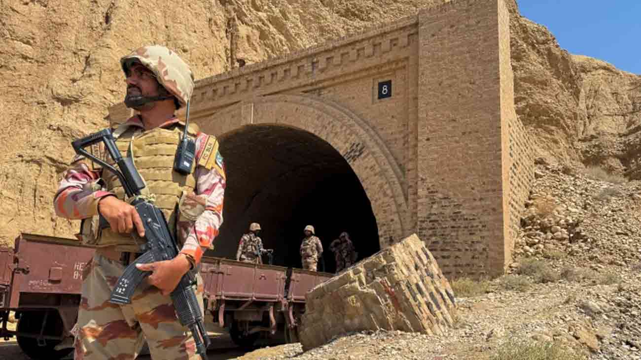 پاک افغان سرحد: سیکیورٹی فورسز کا آپریشن، ہلاک خوارج کی تعداد 47 ہوگئی پاک افغان سرحد کے قریب سمبازہ میں کلیئرنس آپریشن کے دوران مزید 14 خوارج ہلاک ہوگئے