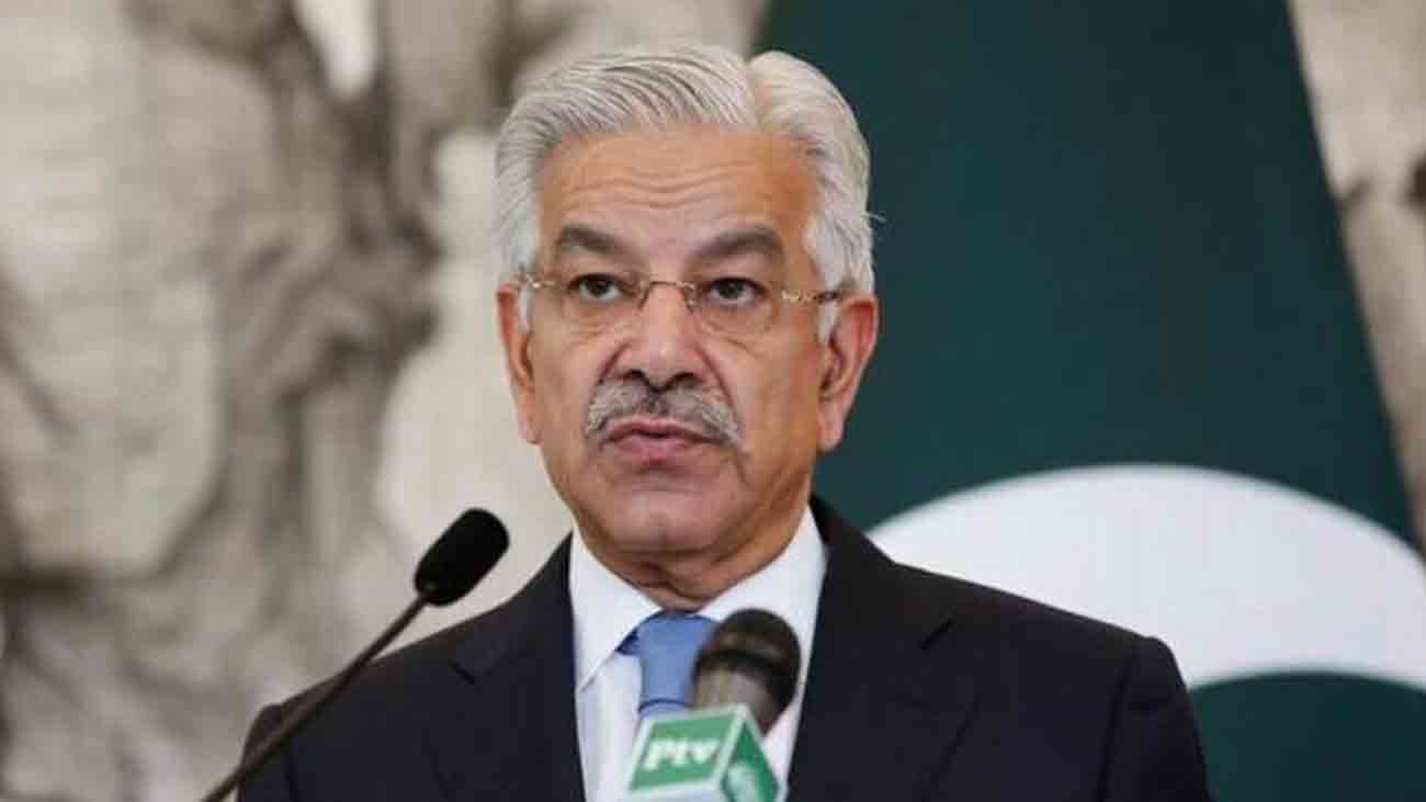 خواجہ آصف نے استعفیٰ سے متعلق خبروں پر خاموشی توڑ دی وزیر دفاع خواجہ آصف نے کہا ہے کہ میں نے کوئی استعفیٰ نہیں دیا، مریم نواز شریف چیف منسٹر بعد میں پہلے میری بیٹی ہیں، نواز شریف میرا لیڈر، میرا قائد ہے