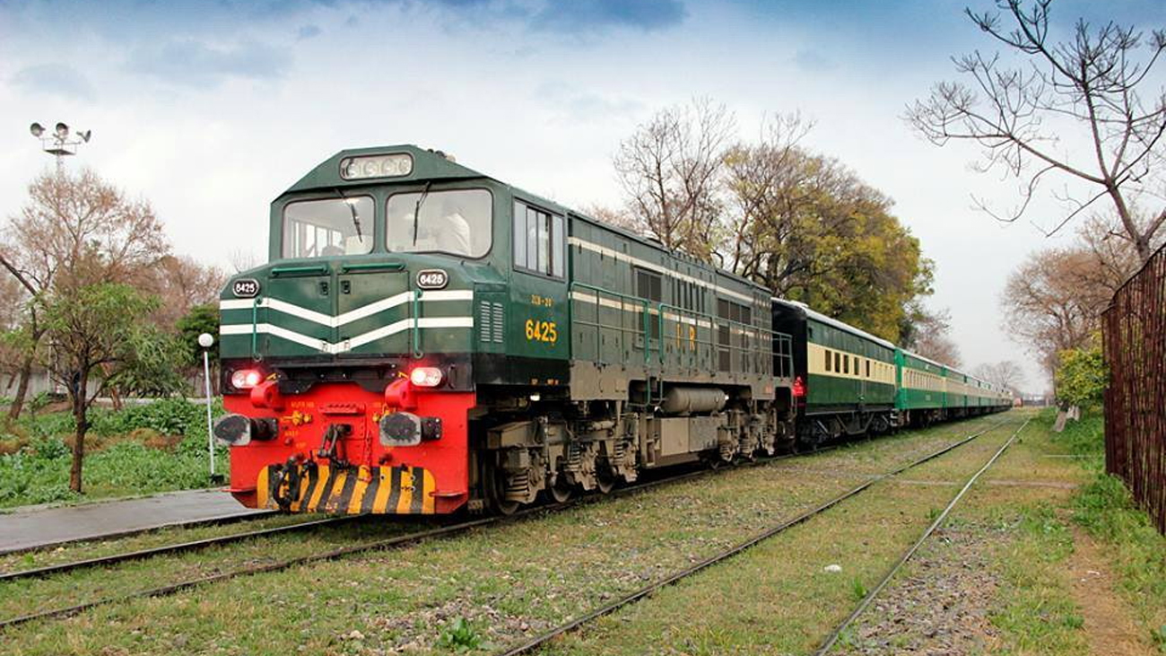 لاہور سے راولپنڈی جانے والی ریل کار سبک رفتار بڑے حادثے سے بال بال بچ گئی
