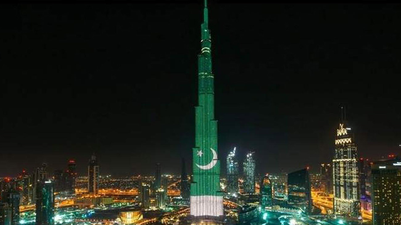 پاکستان کے 78ویں یومِ آزادی کی شام دبئی کا منظر ایک یادگار لمحے میں بدل گیا جب دنیا کی سب سے بلند عمارت ’برج خلیفہ‘ پاکستانی پرچم کے سبز و سفید رنگوں سے جگمگا اُٹھی۔