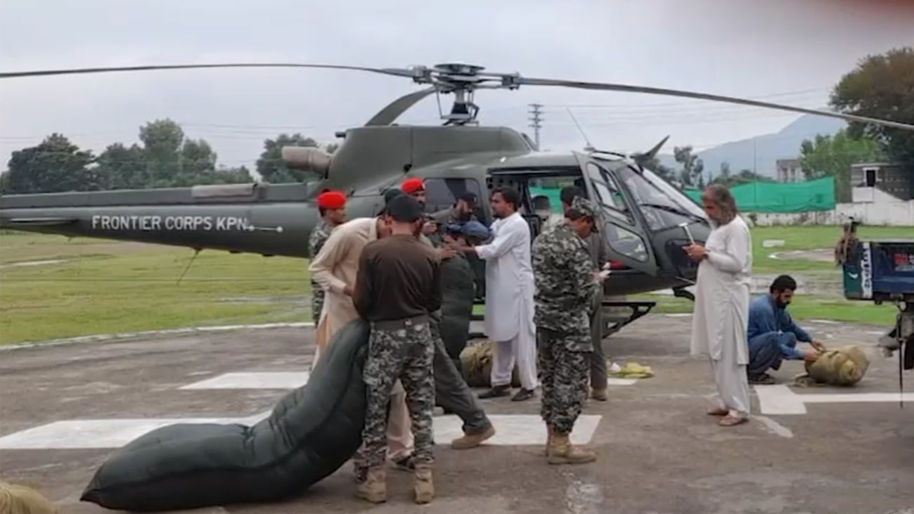  پاک فوج دفاع وطن کیساتھ ساتھ قدرتی آفات میں بھی عوام کے شانہ بشانہ کھڑی نظر آتی ہے۔