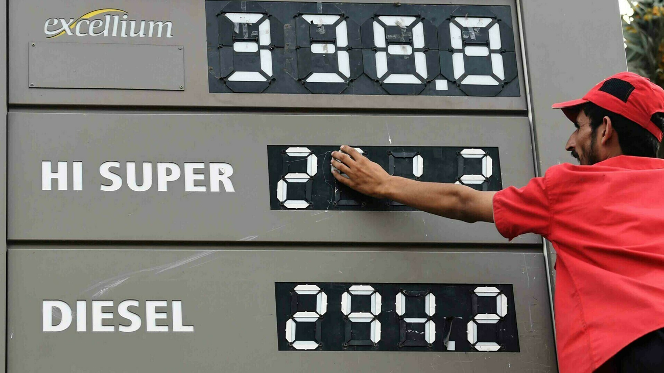 وفاقی حکومت نے رات گئے عوام کو پٹرولیم مصنوعات کی قیمتوں میں ردوبدل کے حوالے سے نیا نوٹیفکیشن جاری کر دیا