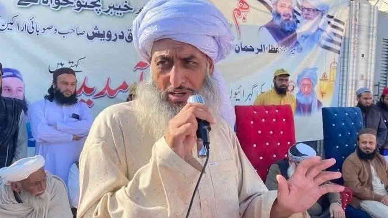 مالاکنڈ کے علاقے بٹ خیلہ میں جمعیت علماء اسلام (جے یو آئی) کے ضلعی امیر مفتی کفایت اللہ کے گھر پر اندھا دھند فائرنگ میں ان کی بیٹی اور ایک بیٹا جاں بحق ہوگئے
