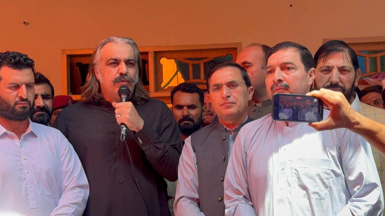 سیلاب سے ہونے والے نقصانات کا ازالہ کریں گے: وزیراعلیٰ علی امین گنڈاپور وزیراعلیٰ خیبرپختونخوا علی امین گنڈاپور نے کہا ہے کہ سیلاب سے ہونے والے نقصانات کا پورا پورا ازالہ کریں گے۔