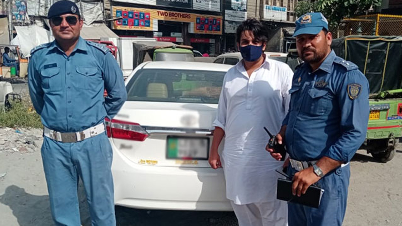 ٹریفک قوانین کی خلاف ورزیوں پر ہزاروں روپے جرمانے کا فیصلہ لاہور میں ٹریفک پولیس نے ٹریفک قوانین کی خلاف ورزیوں پر ہزاروں پر کے جرمانے عائد کرنے کا فیصلہ کر لیا۔
