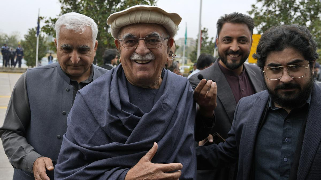 محمود خان اچکزئی قومی اسمبلی میں اپوزیشن لیڈر نامزد بانی پاکستان تحریک انصاف (پی ٹی آئی) و سابق وزیراعظم عمران خان نے اپوزیشن اتحاد کے سربراہ محمود خان اچکزئی کو قومی اسمبلی میں اپوزیشن لیڈر نامزد کرنے کی منظوری دے دی