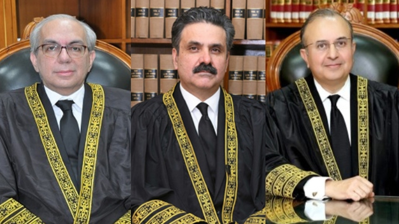 سپریم کورٹ : دو ججز نے چیف جسٹس کے انتظامی کنڈکٹ پر سوالات اٹھا دیے سپریم کورٹ کے سینئر ترین جج جسٹس منصور علی شاہ اور جسٹس منیب اختر نے چیف جسٹس آف پاکستان جسٹس یحییٰ آفریدی کے اتنظامی کنڈکٹ پر سوالات اٹھا دیے۔