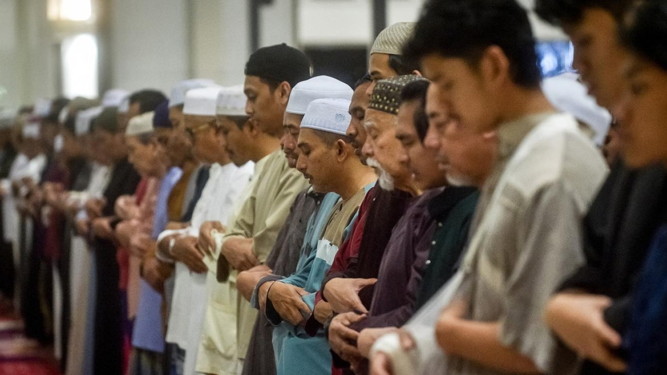 ملائیشیا میں نماز جمعہ نہ پڑھنے والوں کو قید و بھاری جرمانے کا اعلان ملائیشیا کی ریاست ترنگگانو میں نماز جمعہ نہ پڑھنے والوں کو قید اور بھاری جرمانے عائد کرنے کا اعلان کردیا گیا۔