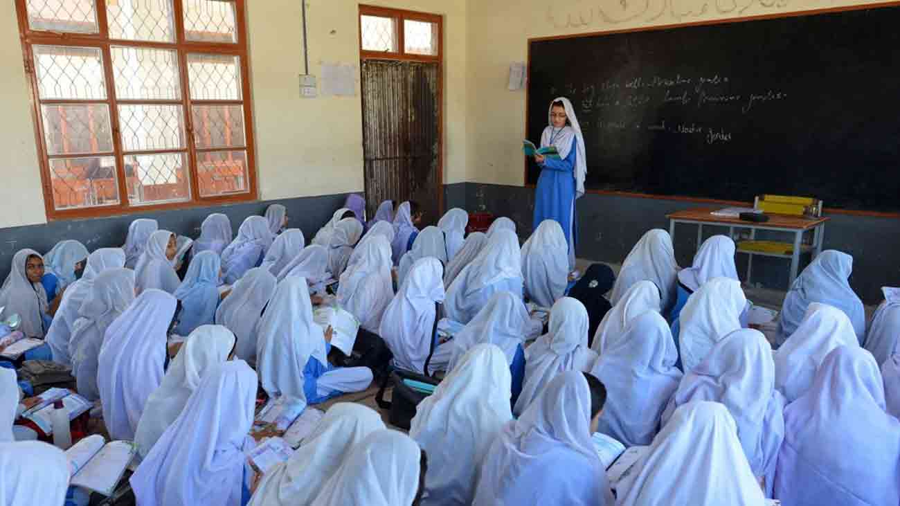 خراب نتائج دینے والے اساتذہ کو نوکری سے فارغ کرنے کا فیصلہ صوبائی وزیر تعلیم نے واضح کر دیا ہے کہ تعلیمی اداروں میں ناقص کارکردگی اور خراب نتائج کسی صورت برداشت نہیں کیے جائیں گے