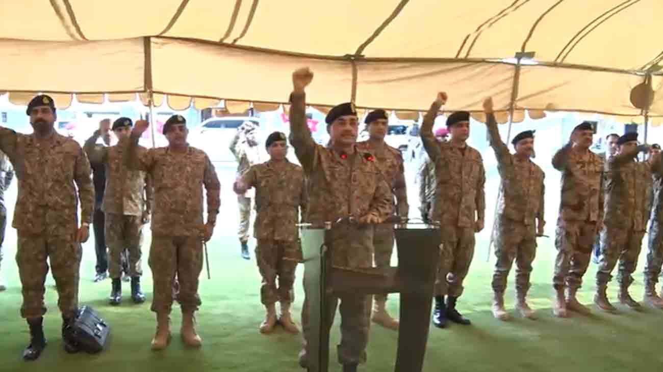 پاک فوج بلوچستان کے عوام کے شانہ بشانہ کھڑی ہے: فیلڈ مارشل عاصم منیر فیلڈ مارشل سید عاصم منیر نے تربت کا دورہ کیا جہاں انہوں نے موجودہ سیکیورٹی صورتحال کا جائزہ لیا