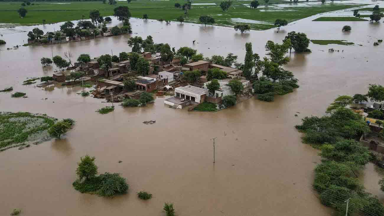 بھارت کی جانب سے پانی چھوڑے جانے پر دریائے راوی تباہی مچانے لگا بھارت کی جانب سے دو لاکھ کیوسک پانی چھوڑے جانے پر دریائے راوی تباہی مچانے لگا
