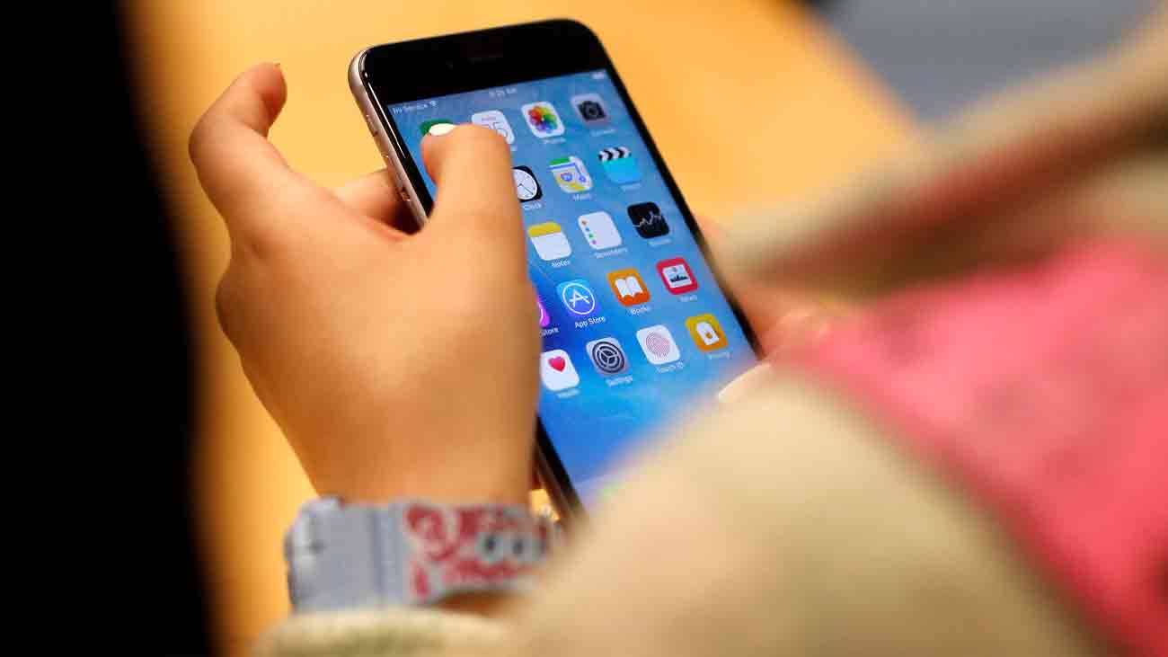 اسکولوں میں موبائل فون پر مکمل پابندی کا قانون منظور South Korea mobile phone ban