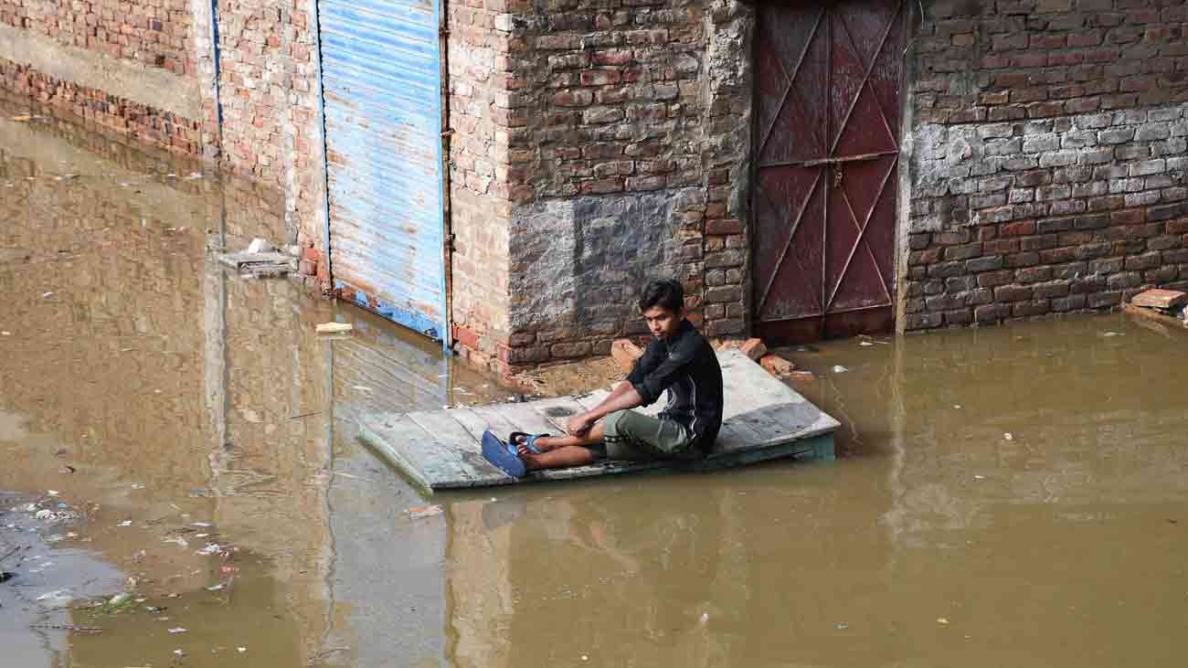 پنجاب میں سیلاب کی سنگین صورتحال، لاہور کے متعدد علاقوں میں پانی داخل بھارت کی جانب سے پانی چھوڑے جانے اور بارشوں کے باعث دریائے چناب، ستلج اور راوی بدستور سیلاب کی زد میں آگئے