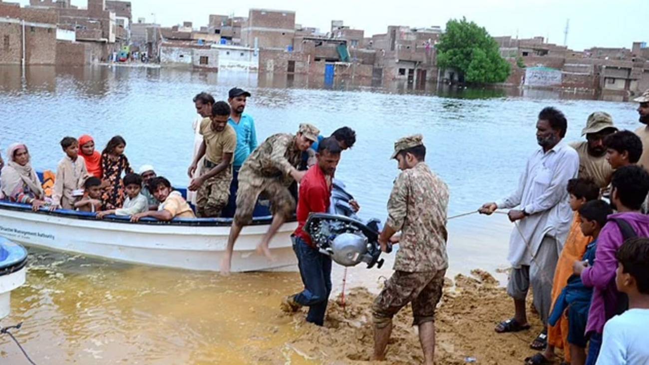 دریائے چناب میں طغیانی، 100 سے زائد دیہات زیر آب بپھرے دریائے چناب کے سیلابی ریلوں نے تباہی مچا دی، ہیڈ قادر آباد سے ملحقہ 100 سے زائد دیہات زیر آب آگئے۔