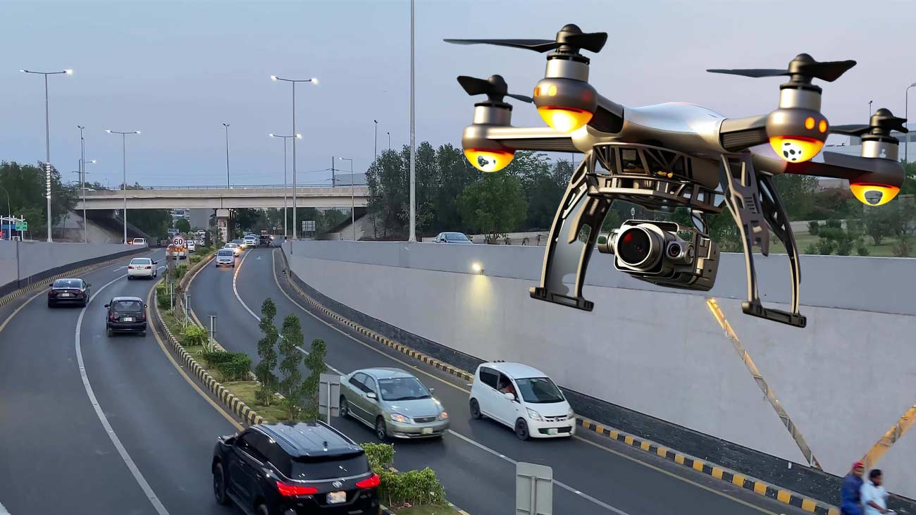 صوبائی دارالحکومت لاہور میں ٹریفک پولیس نے قوانین پر عمل درآمد کے لئے ڈرونز کا استعمال شروع کردیا۔