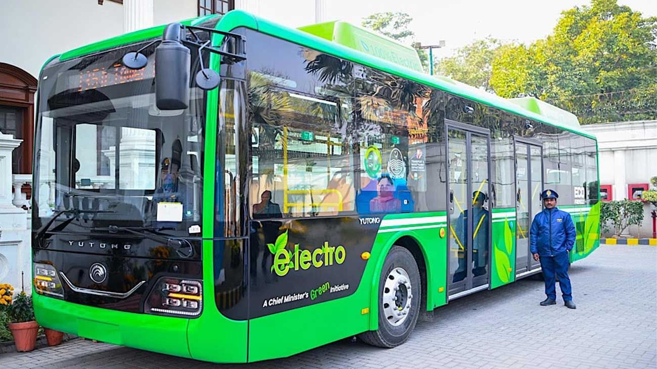 راولپنڈی میں الیکٹرک بس پر نامعلوم افراد نے حملہ کردیا، حملے کے وقت مسافروں کی بڑی تعداد بس کے اندر موجود تھی۔