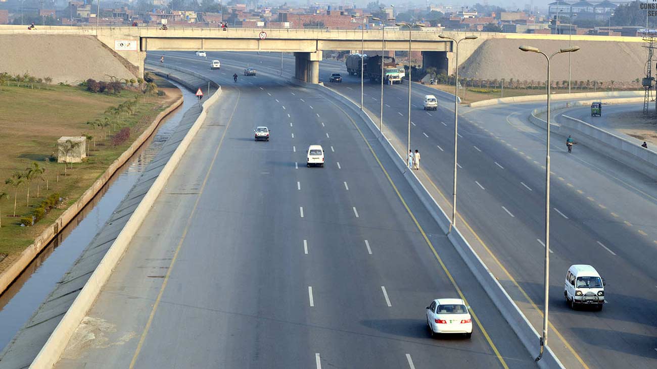 حد نگاہ میں بہتری کے بعد موٹروے کو مختلف مقامات سے ٹریفک کے لیے کھول دیا گیا۔