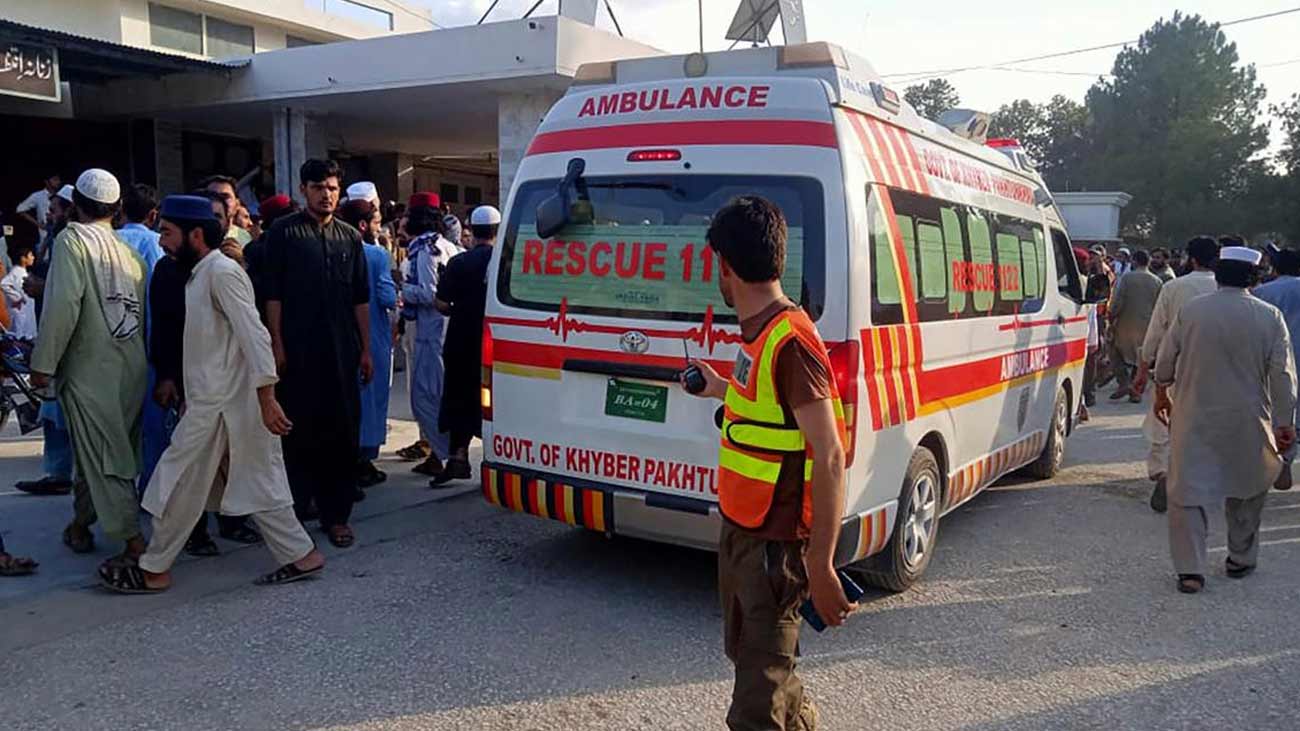 خیبرپختونخوا کے ضلع ڈیرہ اسماعیل خان میں پولیس موبائل پر بم حملے کے نتیجے میں 3 اہلکار شہید ہو گئے۔