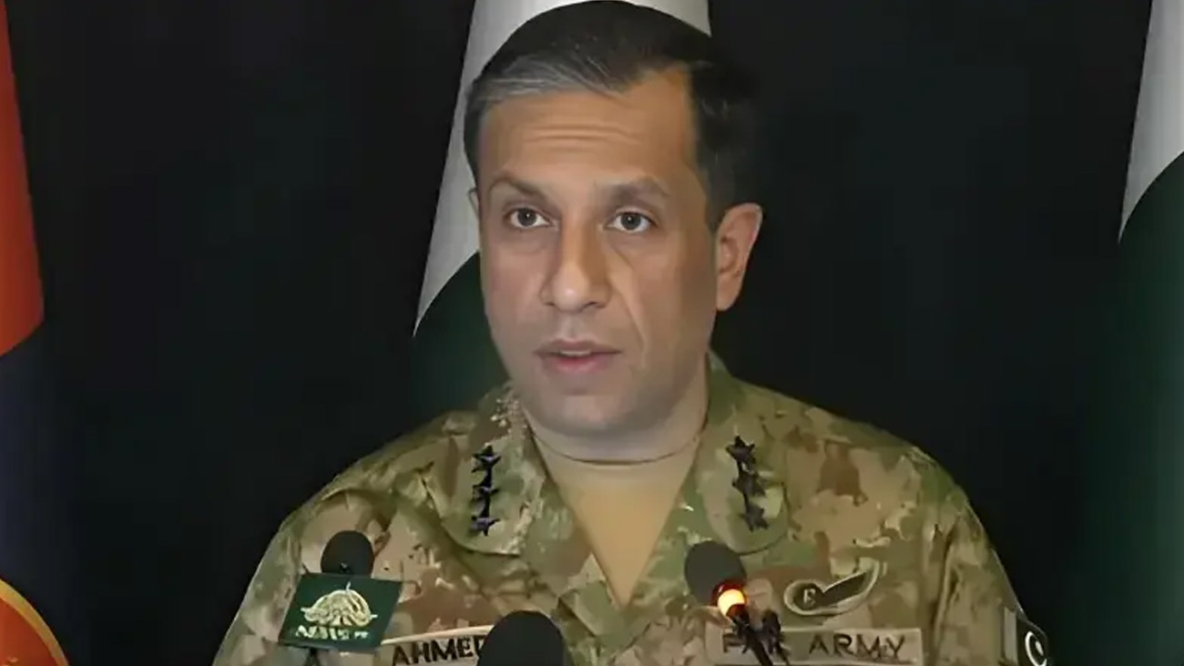 ترجمان پاک فوج لیفٹیننٹ جنرل احمد شریف چودھری نے کہا ہے کہ ایک سزا یافتہ شخص پاک فوج کے خلاف بیانیہ بنا رہا ہے، اس کی سیاست ختم ہو چکی ہے۔