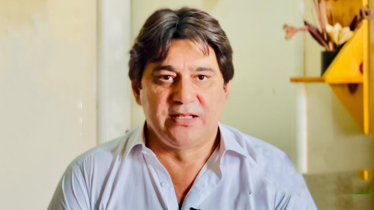 صوبائی دارالحکومت پشاور میں پی ٹی آئی سینیٹر خرم ذیشان کے سسرال کے گھر پر نامعلوم مسلح افراد کے حملے میں گھریلو ملازم گولی لگنے سے شدید زخمی ہو گیا۔