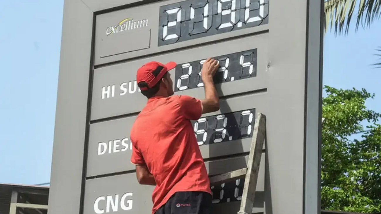 پیٹرولیم مصنوعات کی قیمتوں میں نمایاں کمی کا امکان