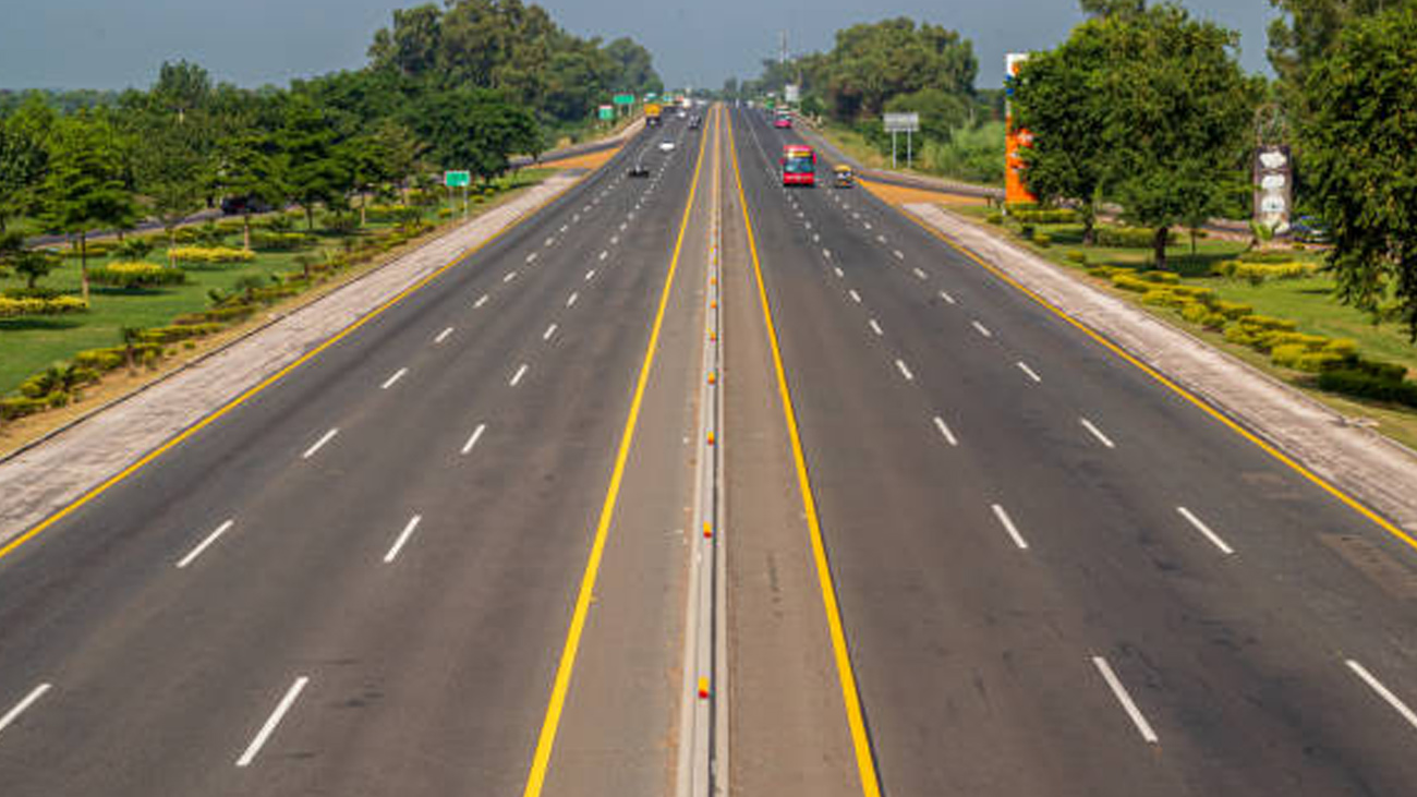 موٹروے پر خوفناک حادثہ، بس ہوسٹس جاں بحق، مسافر زخمی