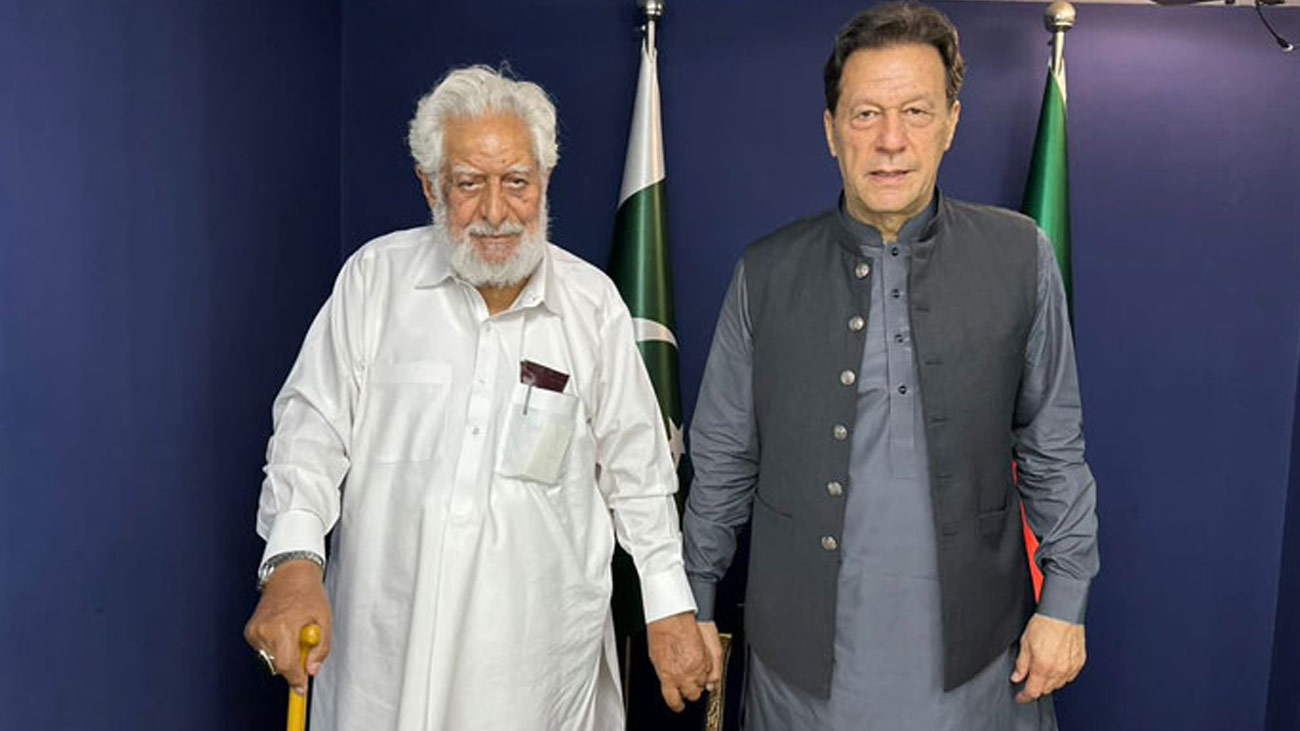 پاکستان تحریک انصاف (پی ٹی آئی ) کے بزرگ رہنماء و سینئر قانون دان قاضی انور نے پارٹی کو خیر باد کہہ دیا۔