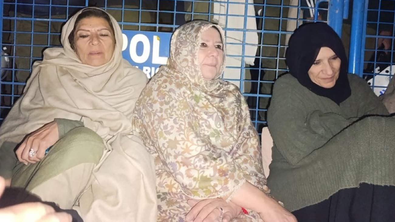 بانی پی ٹی آئی عمران خان کی بہنوں کو اڈیالہ جیل کے باہر دھرنا دینا مہنگا پڑ گیا۔